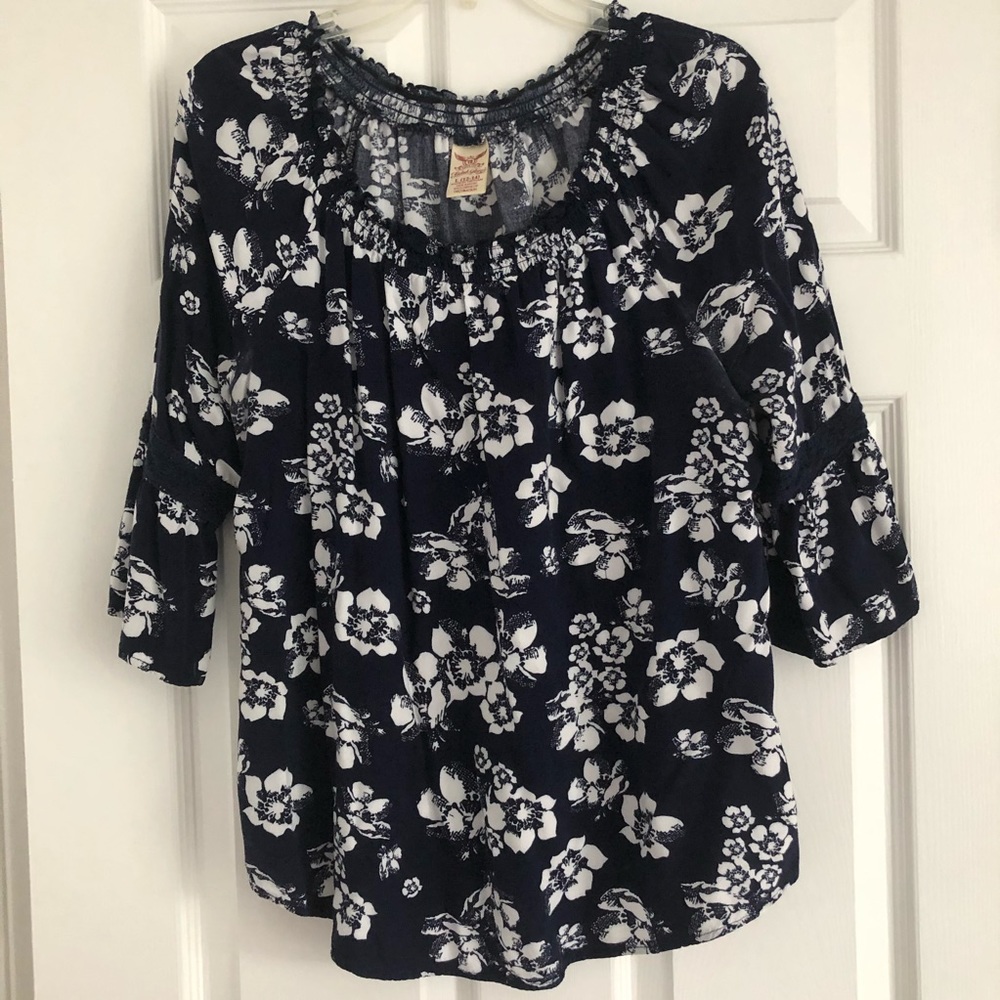 Faded Glory Top Floral Design Blue & White size L